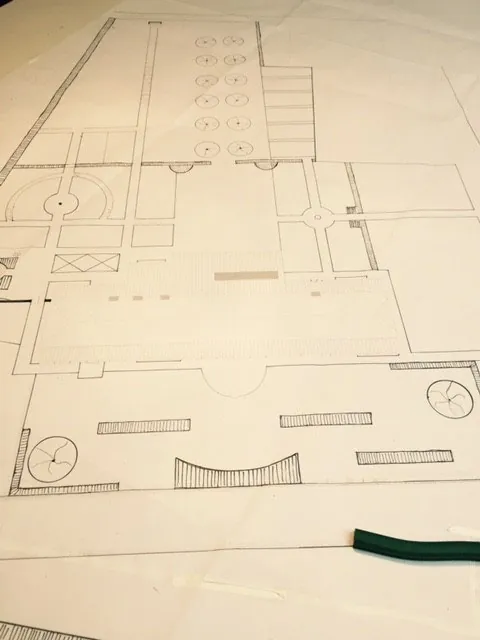 Uitgewerkt tuinontwerp met ingetekende beplanting en verharding