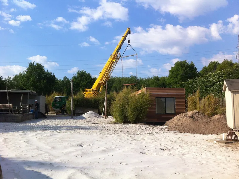 Kraan op het zand tijdens de aanleg van de beachtuin in Dessel